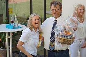 Mit viel Freude und Humor wird Edith Schmitz von den Leiterinnen und der Geschäftsleitung verabschiedet. Foto: Kath. Kita IN gGmbH/Schödl