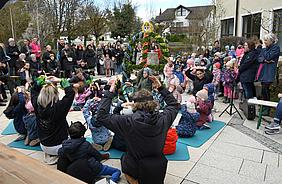 Eine bewegende Botschaft von der Auferstehung hatten die Kinder der Kita St. Josef beim Osterbrunnenfest mit ihrer Geschichte von den Waldameisen und den Weizenkörnern mitgebracht. Foto: Kath. Kita IN gGmbH/Vogl