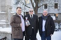 Markus Schweizer (links) und Bernd Brenner (rechts) bedankten sich bei Domdekan Willibald Harrer für seine Unterstützung. pde-Foto: Anika Taiber-Groh
