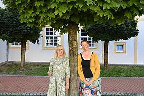 Sie freut sich auf ihre Aufgaben: die neue Mitarbeiterin beim heilpädagogischen Fachdienst Stefanie Krausenböck (rechts), zusammen mit ihre Kollegin Jutta Haggenmiller (links)  Foto: Kath. Kita IN gGmbH/Vogl