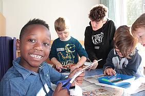 Kinder experimentieren mit Schülern des Christoph-Scheiner-Gymnasiums. Foto: Engel/Kath. Kita IN GmbH.