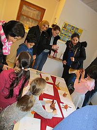 Die Kinder des Vorkurses Deutsch der Integrativen Kita St. Josef in Lenting zeigten und erklärten ihren Eltern voller Stolz ihre Werke. Foto: Kath. Kita IN gGmbH/Sitzmann