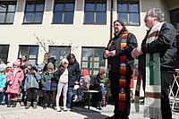 Pfarrer Josef Heigl und Pfarrer Oliver Heinrich segnen die feiernde Gemeinde und alle Menschen, die sich am Osterbrunnen erfreuen werden. Foto: Kath. Kita IN gGmbH/Vogl