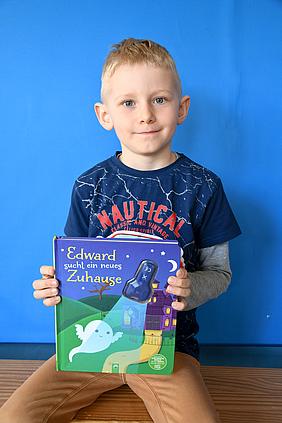 Robert aus Hepberg, 5 Jahre alt “Mein Lieblingsbuch heißt: „Edward sucht ein neues Zuhause“. Da geht es um einen kleinen Geist. Ich mag das Buch so gerne, weil da auch Monster vorkommen.“ Foto: Kath. Kita IN gGmbH/Vogl