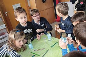 Kinder experimentieren mit Schülern des Christoph-Scheiner-Gymnasiums. Foto: Engel/Kath. Kita IN GmbH.