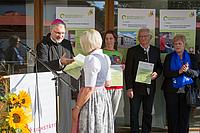 Jutta Haggenmiller, Leitung des kath. Kindergartens St. Pius Herschelstraße erhält von Bischof Gregor Maria Hanke die Siegerurkunde.