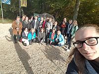 Gruppen-Selfie am Mittelpunkt Bayerns. Foto: Bilack/Kath. Kita IN gGmbH