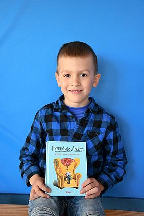 Luis aus Hepberg, 6 Jahre alt „Mein Lieblingsbuch heißt: „Irgendwie anders“. Es geht darum, dass der „Irgendwie anders“ einen Freund findet. Ich mag das Buch, weil der „Irgendwie anders“ so viele Dinge ausprobiert und sich so viel Mühe gibt.“ Foto: Kath. Kita IN gGmbH/Vogl