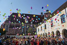 Auf ein Kommando steigen 400 Luftballone in den Himmel. Foto: Kath. Kita-GmbH/Schödl