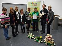 Das Team des Kindergartens St. Rupert mit ihrer Leiterin Regina Ebner (4.v.r.) erhält von Hermine Flamensbeck, AOK (3.v.r.) die Jolinchen-Zertifikate überreicht.