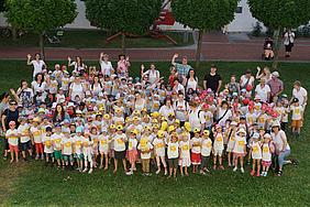 Gruppenbild vor dem Start des Kindersingens mit  182 Kinder und 26 Betreuer der Katholischen Kindertageseinrichtungen Ingolstadt gGmbH. Foto: Schödl/Kath. Kita IN gGmbH