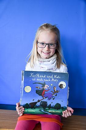 Paula Schiegl, aus Hepberg, 4 Jahre alt „Eines meiner Lieblingsbücher ist „Für Hund und Katz ist auch noch Platz“. In dem Buch fliegt die Hexe mit ihrem Hexenbesen und nimmt dabei Tiere mit. Ich mag das Buch, weil die Tiere mitfliegen dürfen.“ Foto: Kath. Kita IN gGmbH/Vogl