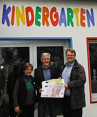 Unternehmer Harry Dirr (Mitte) überreicht der Kindergartenleiterin Regina Faltermeier und Geschäftsführer Markus Schweizer eine Spende von 1000 Euro. Foto: Kath. Kita IN gGmbH