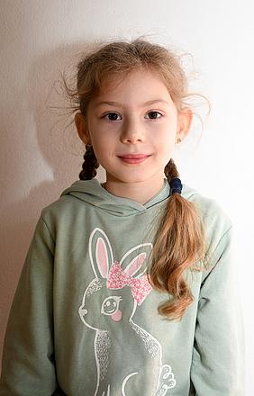 Evelyn Metz, 6 Jahre, aus Ingolstadt: „Ich wünsche mir zwei Barbies mit Haarreifen und mit T-Shirts.“ Foto: Kath. Kita IN gGmbH/Vogl