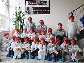 Mit Haar- und Kleiderschutz: die Kinder der integrativen Kita St. Josef in Lenting besuchten einen Gaimersheimer Bäckereibetrieb. Foto: Kath. Kita IN gGmbH/Wallner