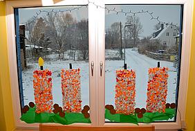 Die erste Kerze leuchtet schon am Fenster im Kindergarten St. Salvator. Foto: Kath. Kita IN gGmbH/Vogl