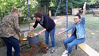 MAV-Vorsitzende Petra Nölp am Grill wird unterstützt von Marion Krawiarsch und Andrea Thaler (r.) Foto Kath. Kita IN gGmbH/Kerler