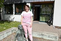 Die neue Leiterin der Kindertagesstätte St. Josef in Ingolstadt, Alla Müller, ist bereit, neue Herausforderungen anzunehmen. Auf dem Bild vor der Einrichtung steht sie neben der Statue mit dem Namen „Steffi“. Foto: Kath. Kita IN gGmbH/Vogl