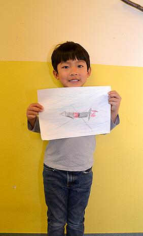 Karim Marwan, 6 Jahre alt aus Ingolstadt „Ich habe zum Kindertag eine Rakete gemalt, die durchgestrichen ist. Ich möchte nicht, dass die Menschen und Kinder mit Raketen beschossen werden, weil die Rakete alles zerstört. Dann haben die Menschen Verletzungen und kein Haus mehr.“ Foto: Kath. Kita IN gGmbH/Vogl