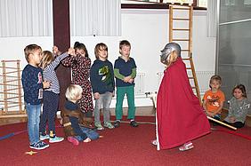 St. Martin besucht die Kinder im Kinderhaus der Dompfarrei Eichstätt. Foto: Kath. Kita IN gGmbh/Franzetti